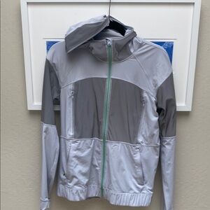 Lululemon women’s reflective gray hooded windbreaker